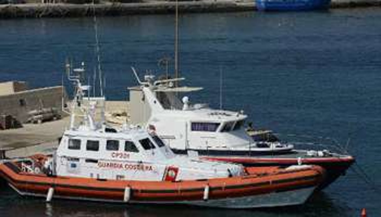 Des navettes des garde-côtes italiens sont amarrés au port de Lampedusa, le 9 juillet 2013. © AFP