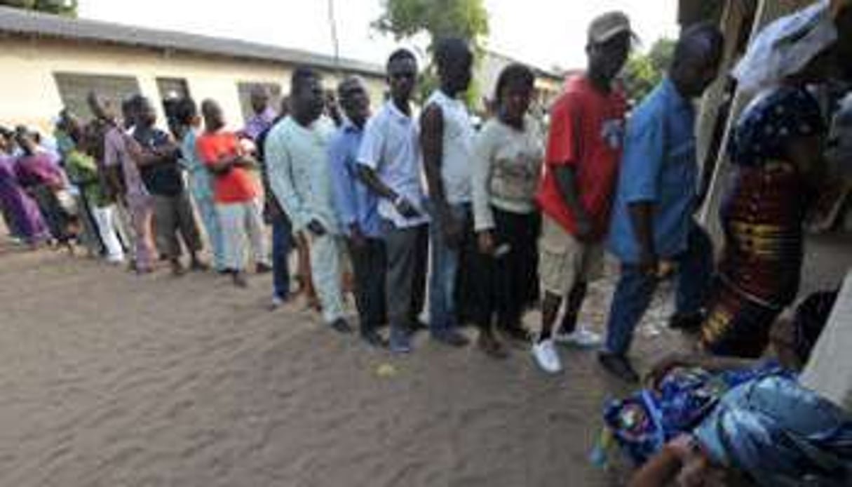 Des Togolais devant un bureau de vote, à Lomé, lors de la présidentielle de 2010. © AFP