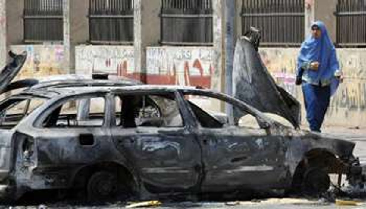 Des voitures brûlées près de l’Université du Caire, le 23 juillet 2013. © AFP