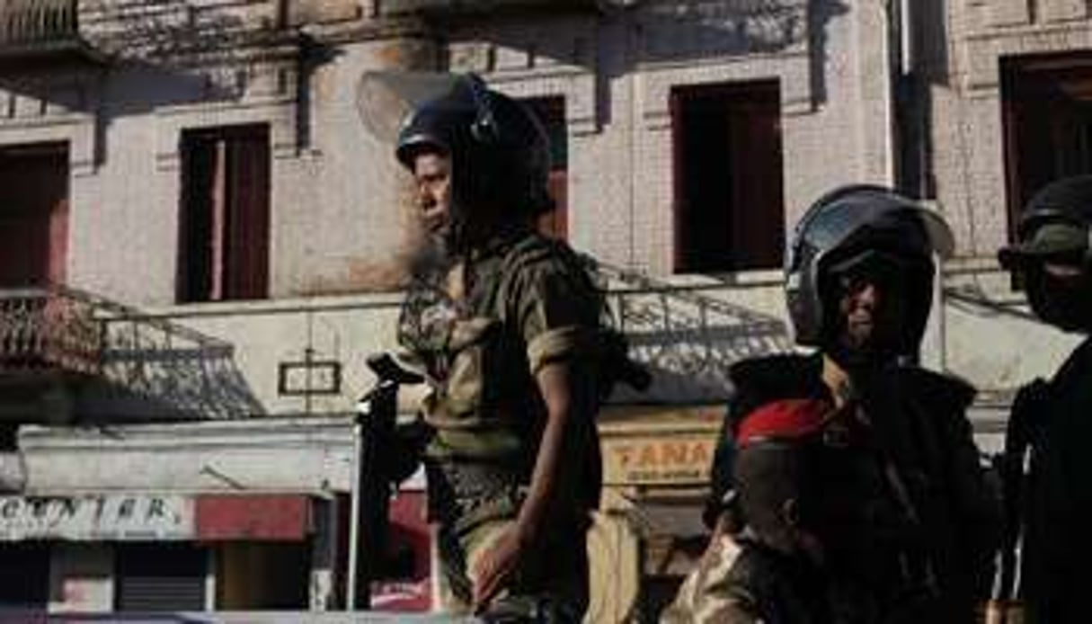 Des forces de sécurité dans le centre d’Antananarivo, le 19 mai 2012 © AFP