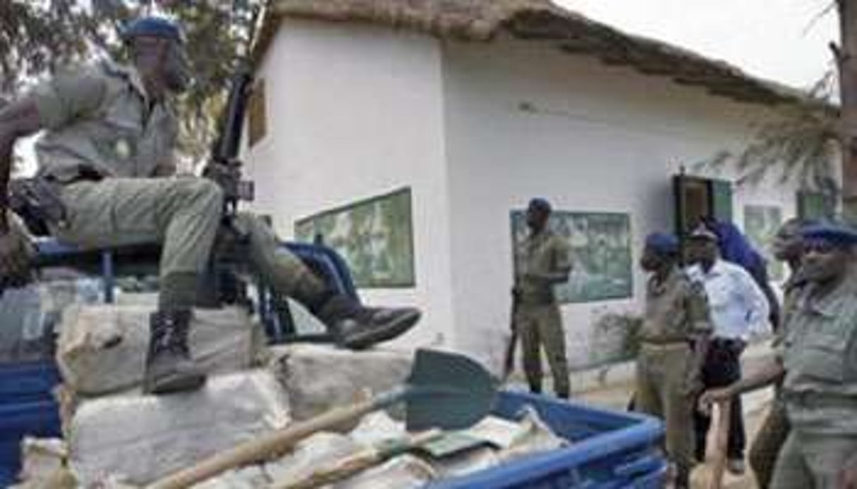 Saisie de drogue par la police sénégalaise à proximité de la ville de Nianing. © AFP.