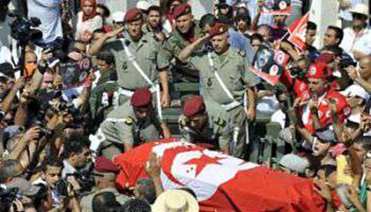 Le cercueil de Mohamed Brahmi salué par les militaires le 27 juillet 2013 à Tunis. © AFP
