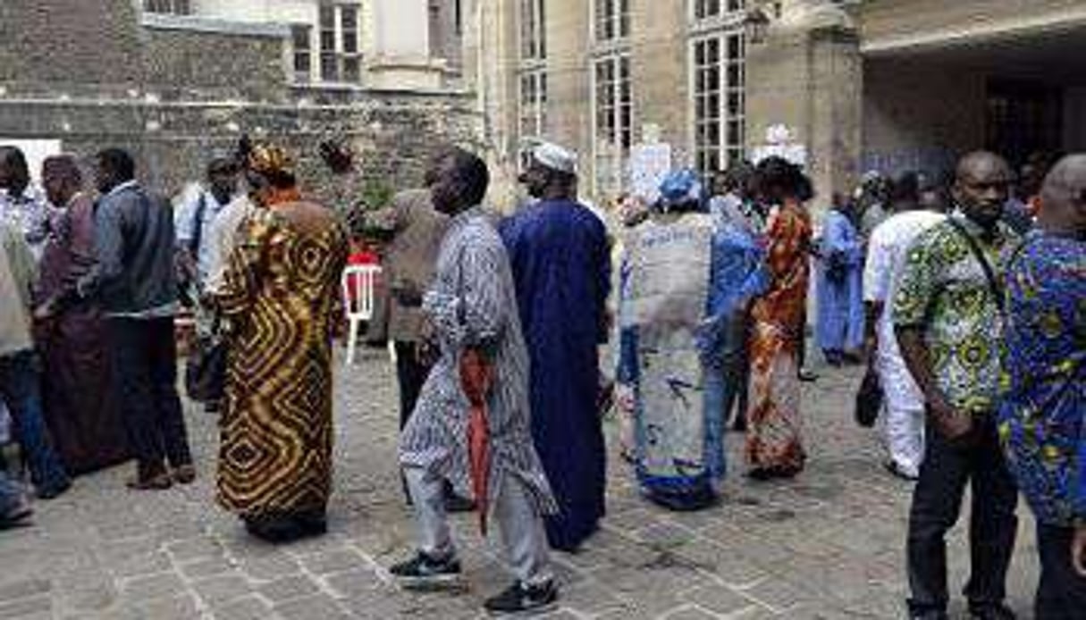 Des électeurs à l’ambassade du Mali à Paris le 28 juillet 2013. © AFP