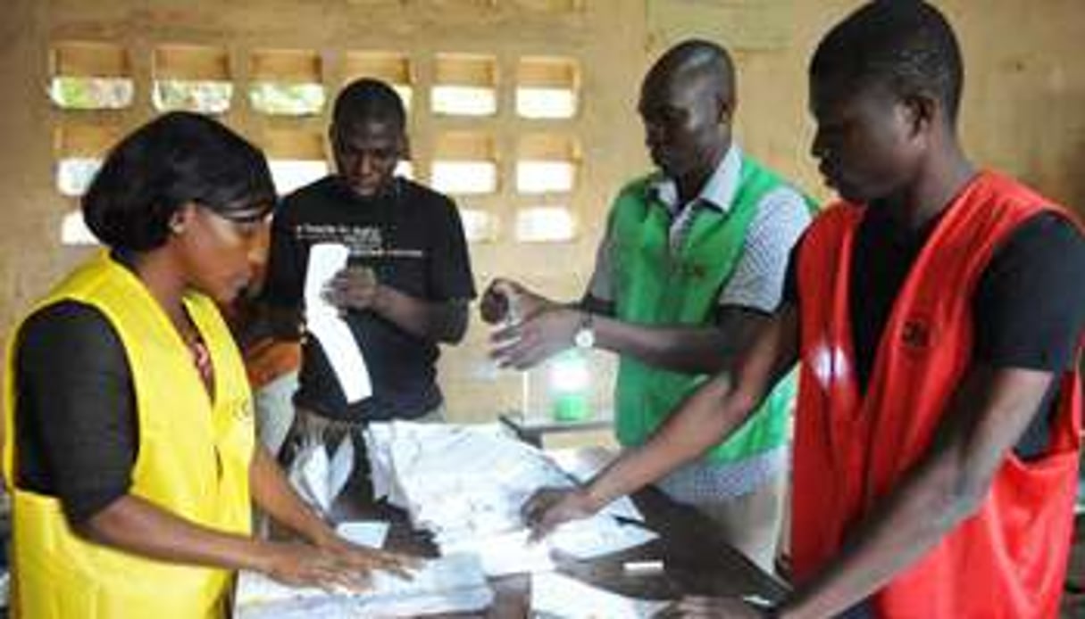 Des membres de la Ceni du Togo comptent les votes,le 25 juillet 2013 à Lomé. © AFP