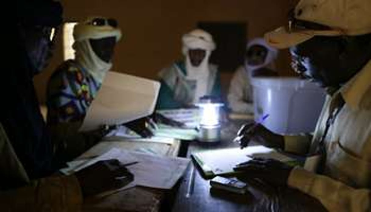 Des agents électoraux procèdent au décompte des bulletins de vote à Kidal. © AFP