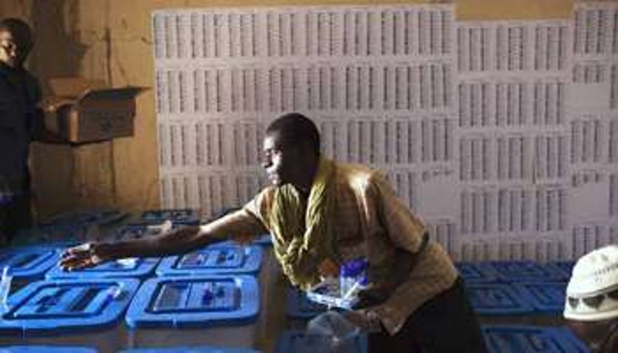 Dans un bureau de vote au Mali, le 28 juillet 2013. © Reuters