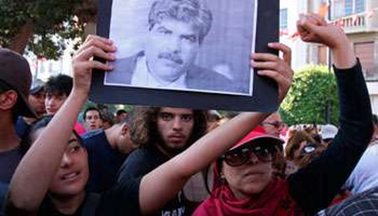 Des manifestants brandissent le portrait de Mohamed Brahmi devant le ministère de l’Intérieur. © Khalil/AFP