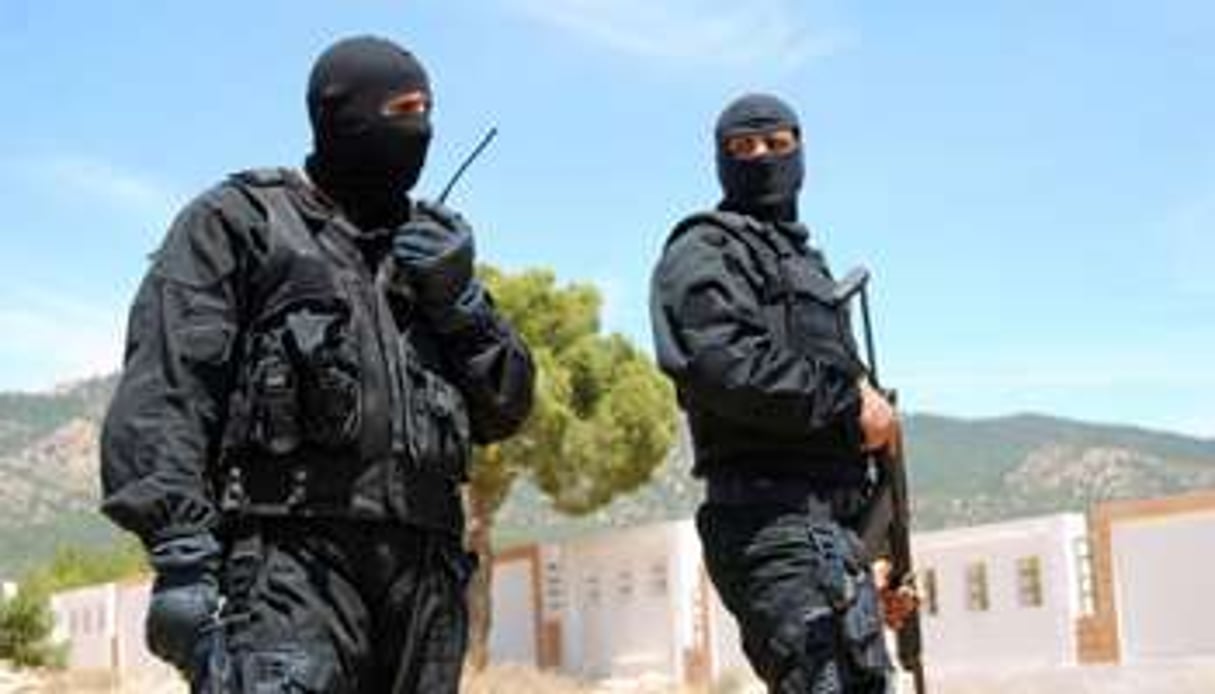 Des soldats tunisiens près du mont Chaambi, en mai 2013, à la frontière avec l’Algérie. © AFP