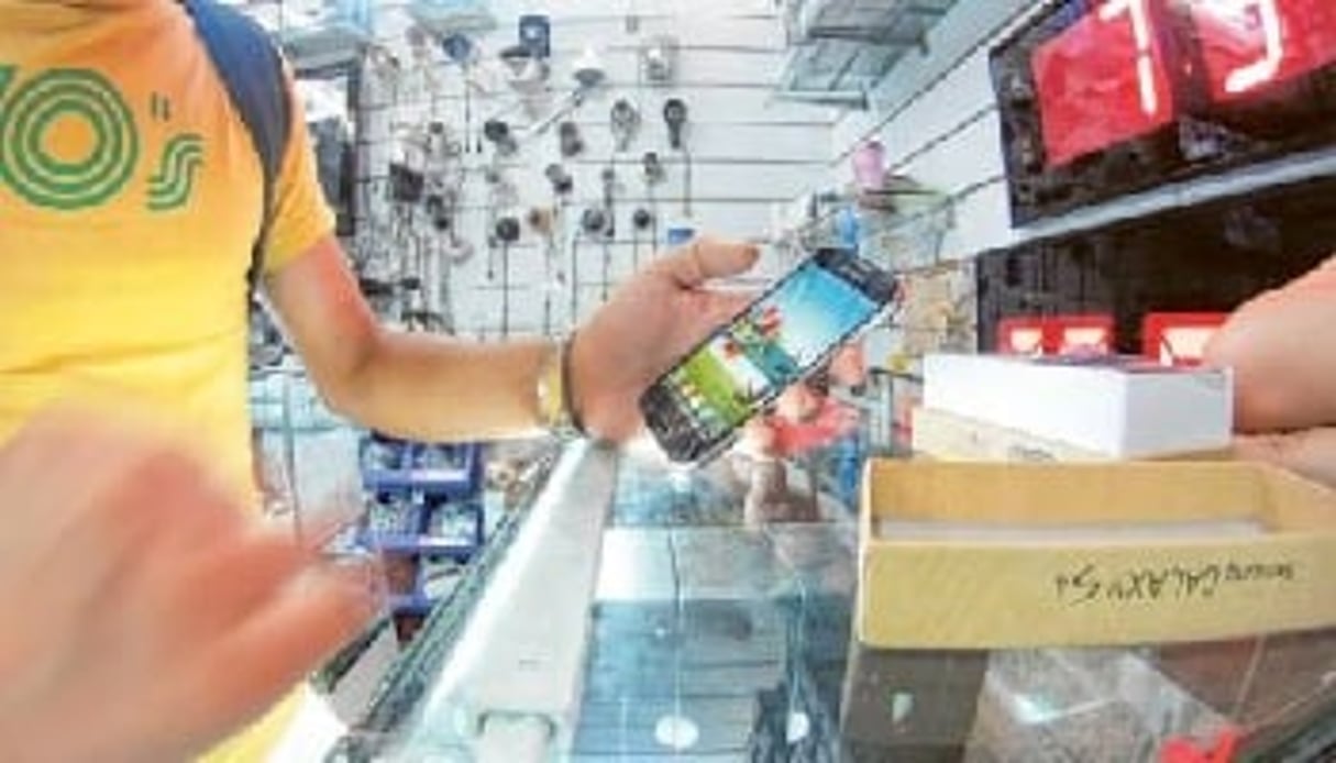 Un faux Samsung Galaxy S4 en vente au Dragon Mart de Dubaï. Son prix est d’environ 100 euros. © Gulf News