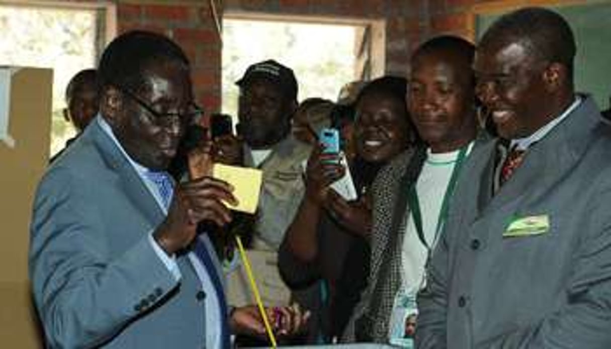 Le président zimbabwéen Robert Mugabe vote à Harare, le 31 juillet 2013. © AFP