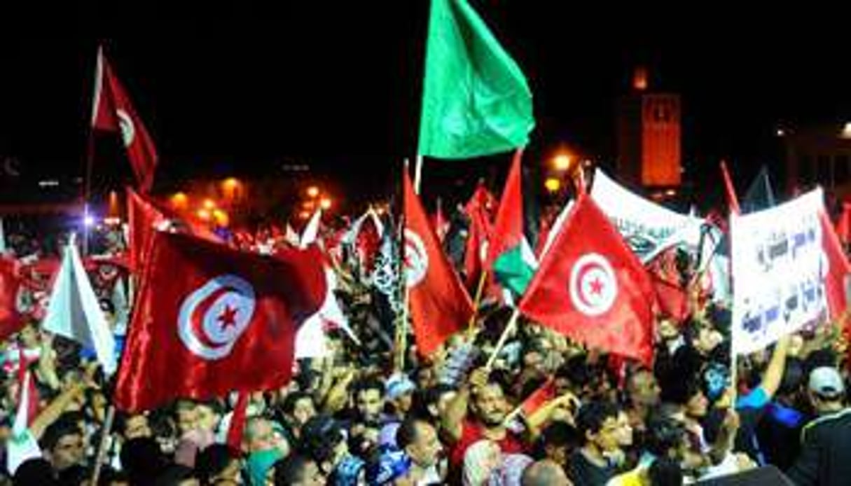 Des militants du parti islamiste Ennahda manifestent à Tunis le 3 août 2013. © AFP