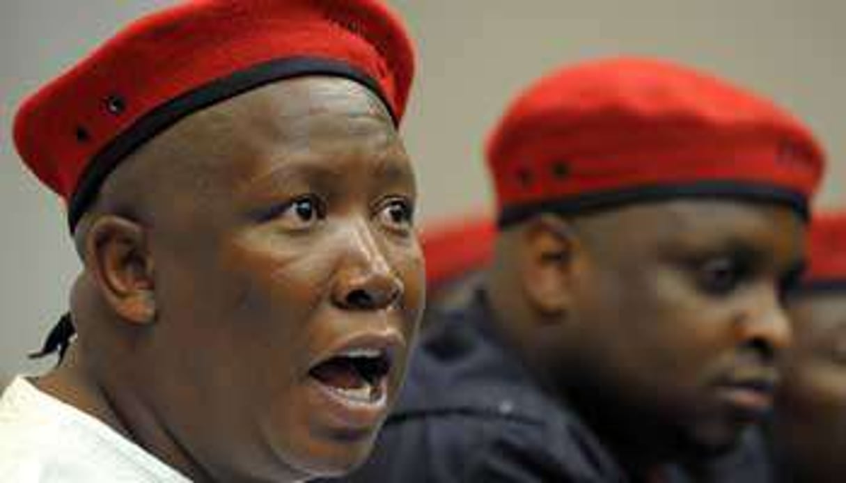 L’opposant Julius Malema (au centre), à Johannesburg, le 11 juillet. © ALEXANDER JOE/AFP