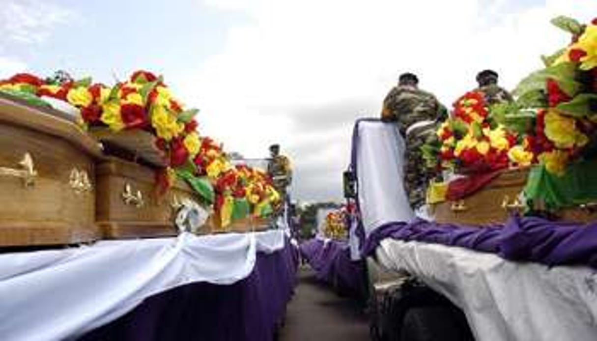 Un convoi transportant les cercueils de victimes d’une explosion, le 11 mars 2012 à Brazzaville. © AFP