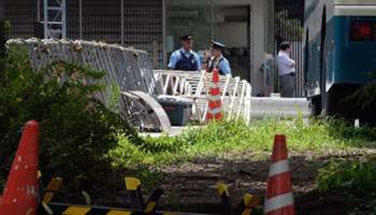 Des policiers surveillent l’ambassade américaine à Tokyo, le 4 août 2013. © AFP