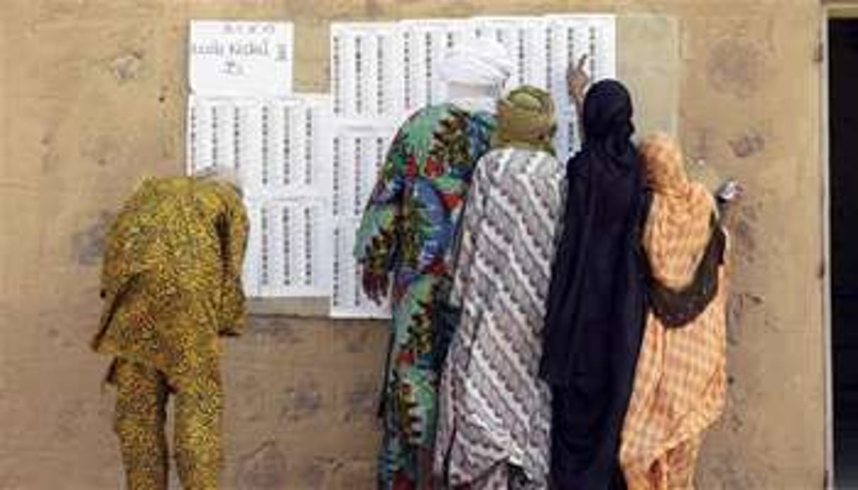 Des listes électorales à Kidal, lors du premier tour de la présidentielle. © AFP