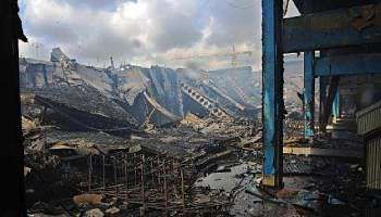 Les ruines de l’aéroport incendié de Nairobi, au Kenya, le 8 août 2013. © AFP