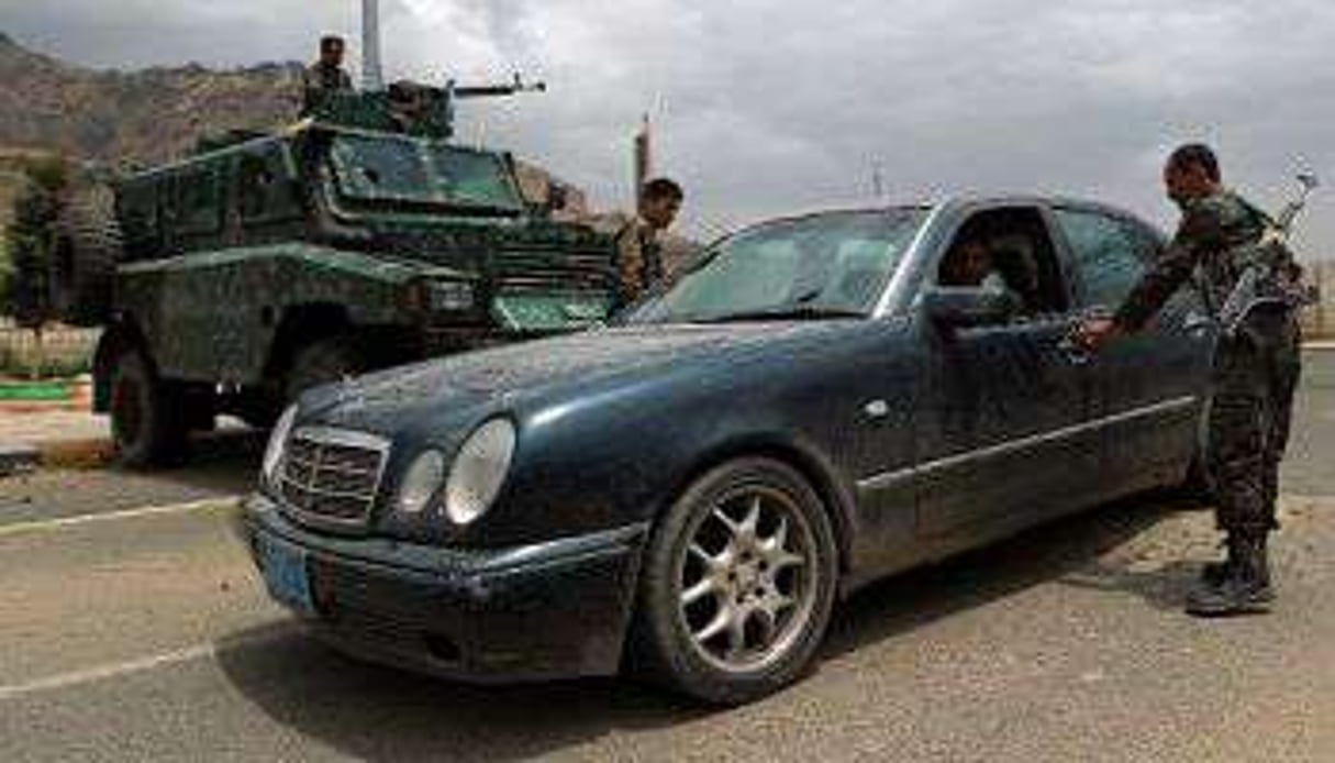 Un checkpoint sur la route de l’ambassade américaine au Yémen, à Sanaa. © AFP