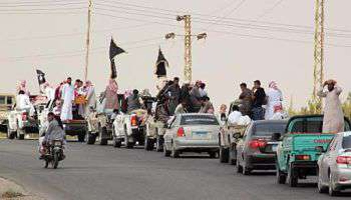 Un convoi funéraire conduit les corps de quatre jihadistes tués dans le Sinaï, le 10 août 2013. © AFP