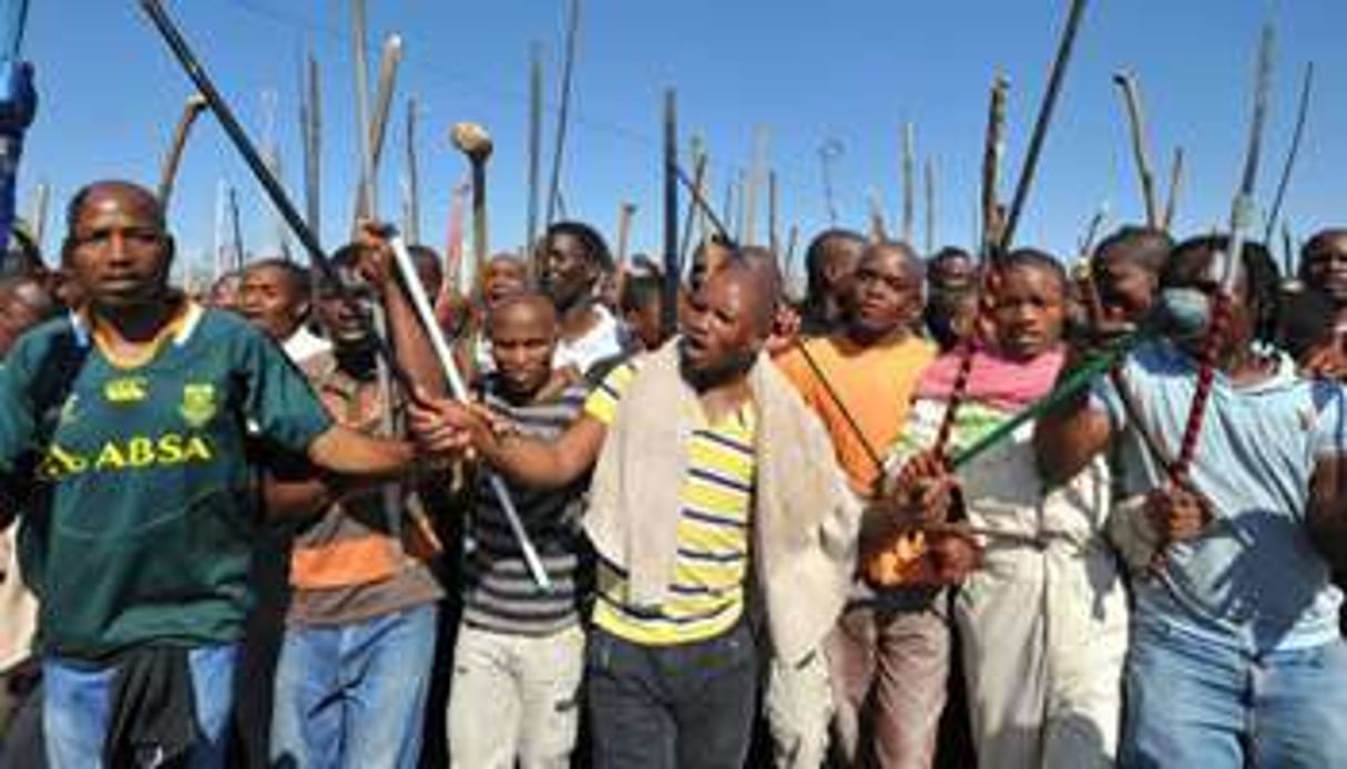 Des mineurs sud-africains en grève à Marikana le 10 septembre 2012. © AFP