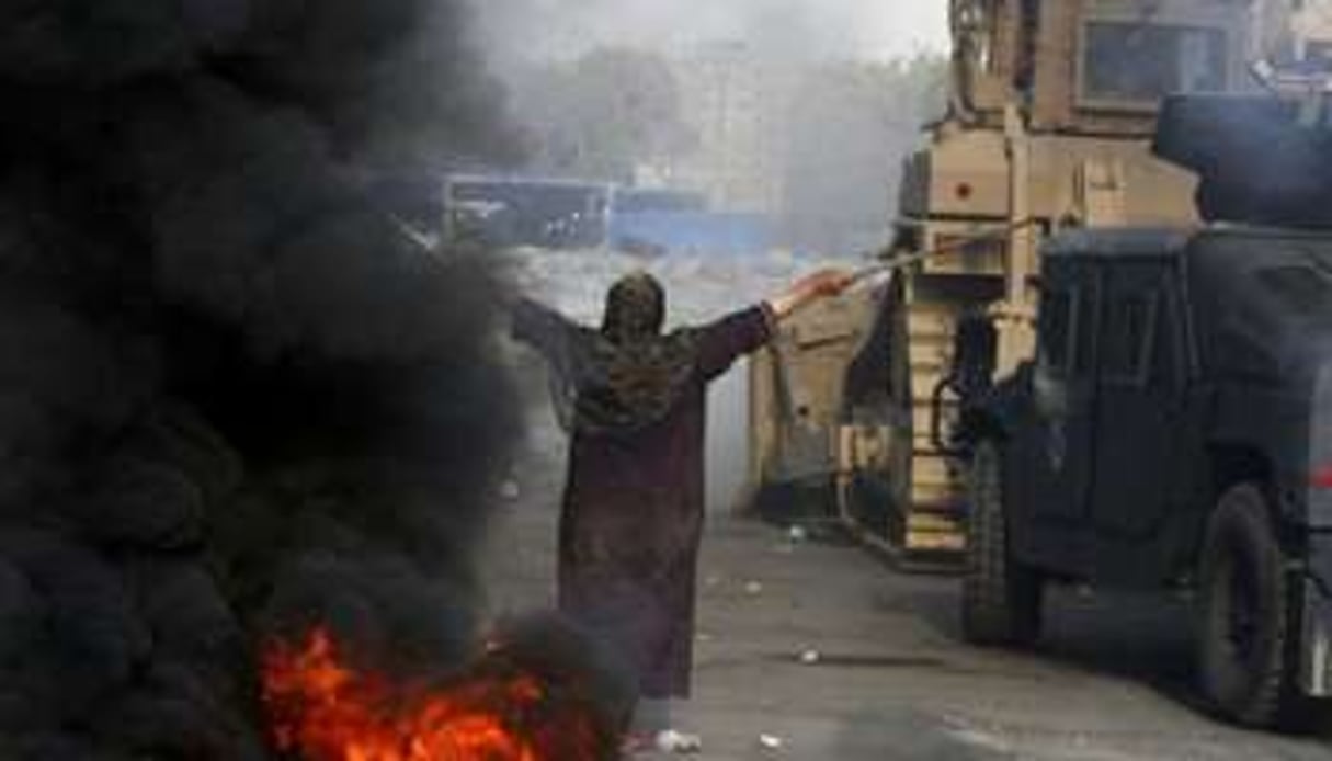 Une Egyptienne tente d’arrêter un bulldozer. © AFP