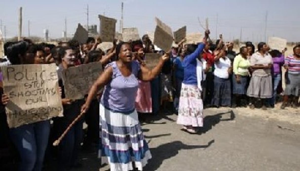 Un an après, les femmes des victimes de la fusillade de Marikana manifestent contre la violence policière. DR