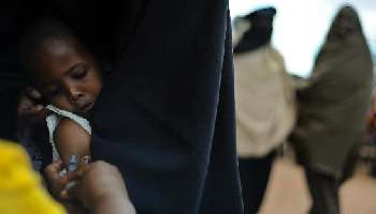 Un enfant somalien se fait vacciner contre la polio, dans un camp de réfugié au Kenya. © AFP