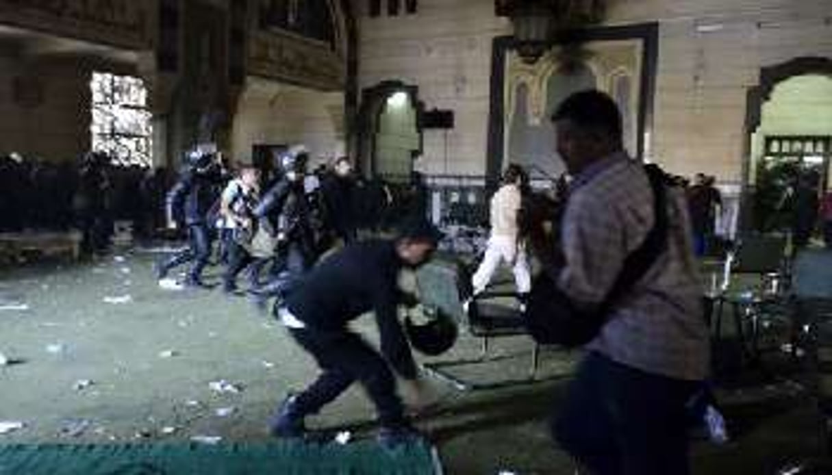 Des policiers égyptiens pénètrent dans la mosquée Al-Fath, le 17 août 2013. © AFP/Mohamed El-Shaed
