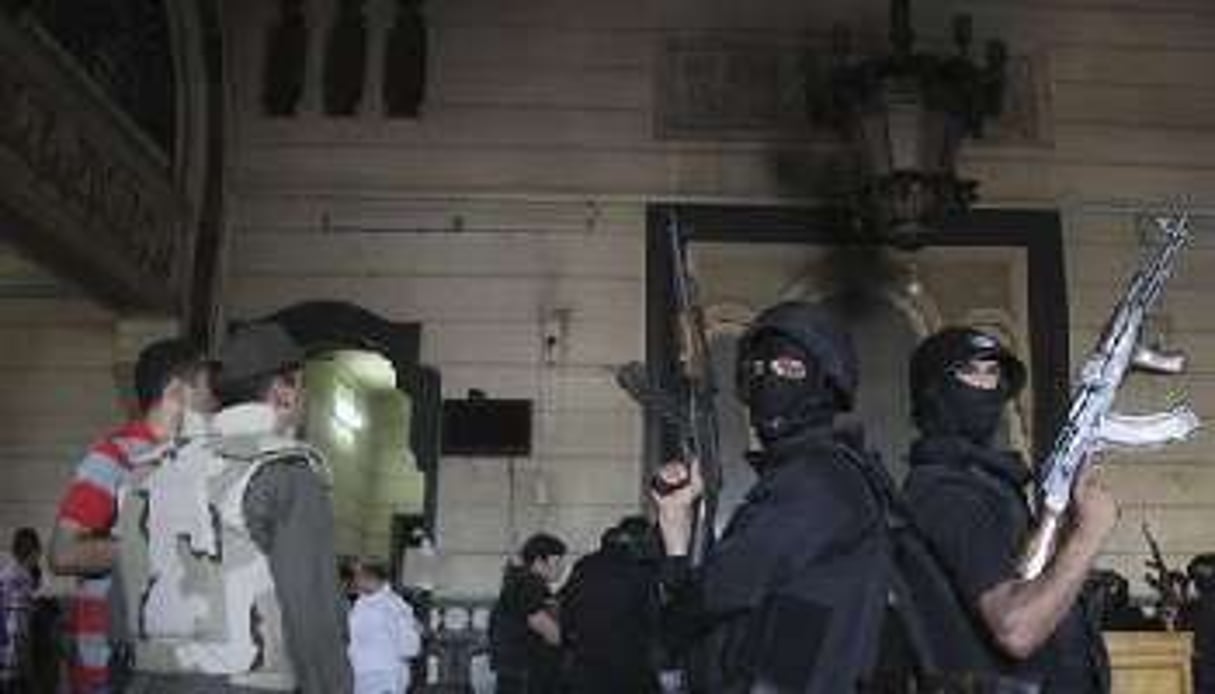 Des policiers montent la garde dans une salle de la mosquée mosquée Al-Fath, samedi. © Reuters/Muhammad Hamed