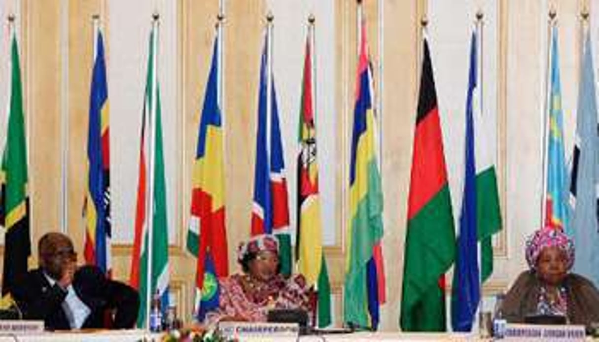 Joyce Banda (au centre), nouvelle présidente de la SADC, le 18 août 2013 à Lilongwe. © AFP