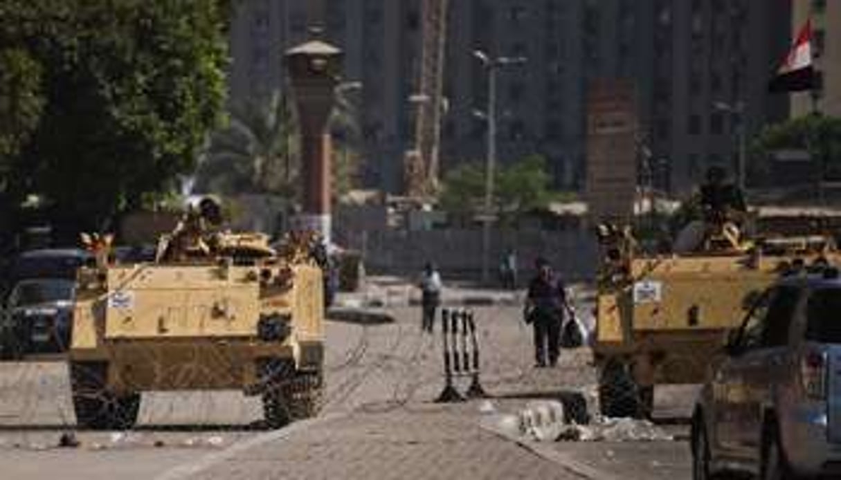 Des chars de l’armée égyptienne devant la place Tahrir, au Caire, le 18 août 2013. © AFP