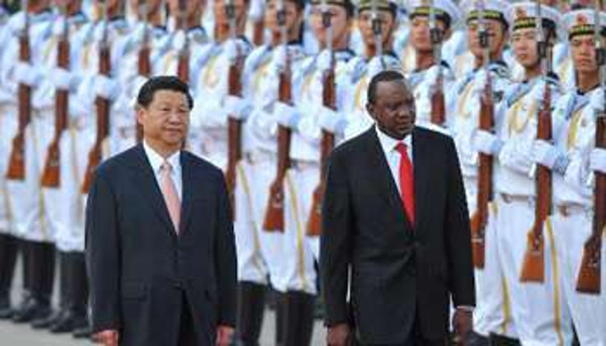 Le président kényan Kenyatta et son homologue chinois Xi Jinping, le 19 août 2013 à Pékin. © AFP
