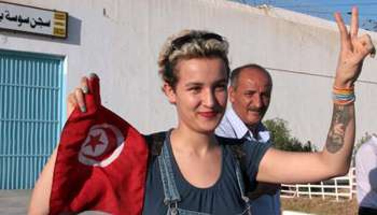 La militante tunisienne Amina Sboui à sa sortie de prison, le 1er août 2013 à Sousse. © AFP