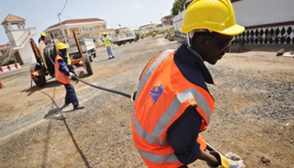 Des employés de Djibouti Télécom installent un câble de fibre optique. © Vincent Fournier/JA