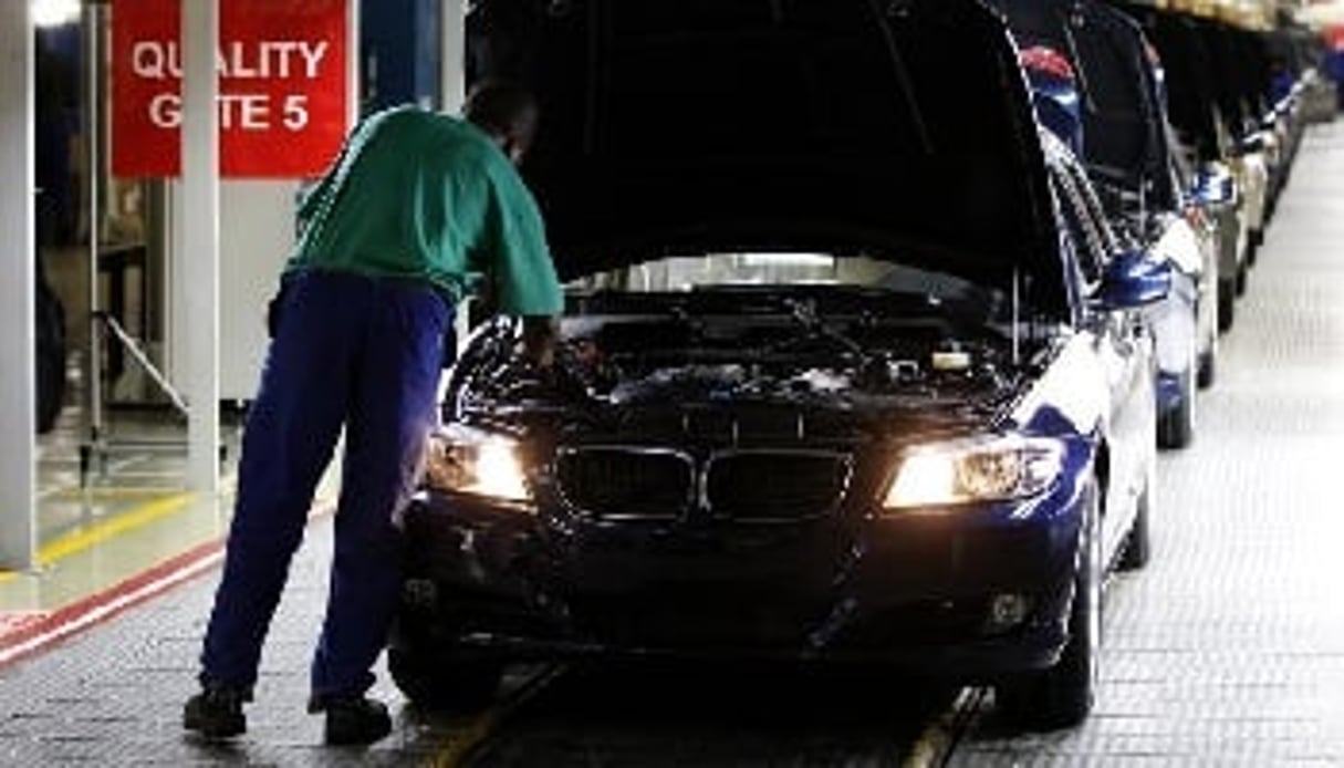Un ouvrier de l’usine BMW de Rosslyn, dans la banlieue de Pretoria. L’automobile contribue à environ 6% du PIB sud-africain. © Reuters