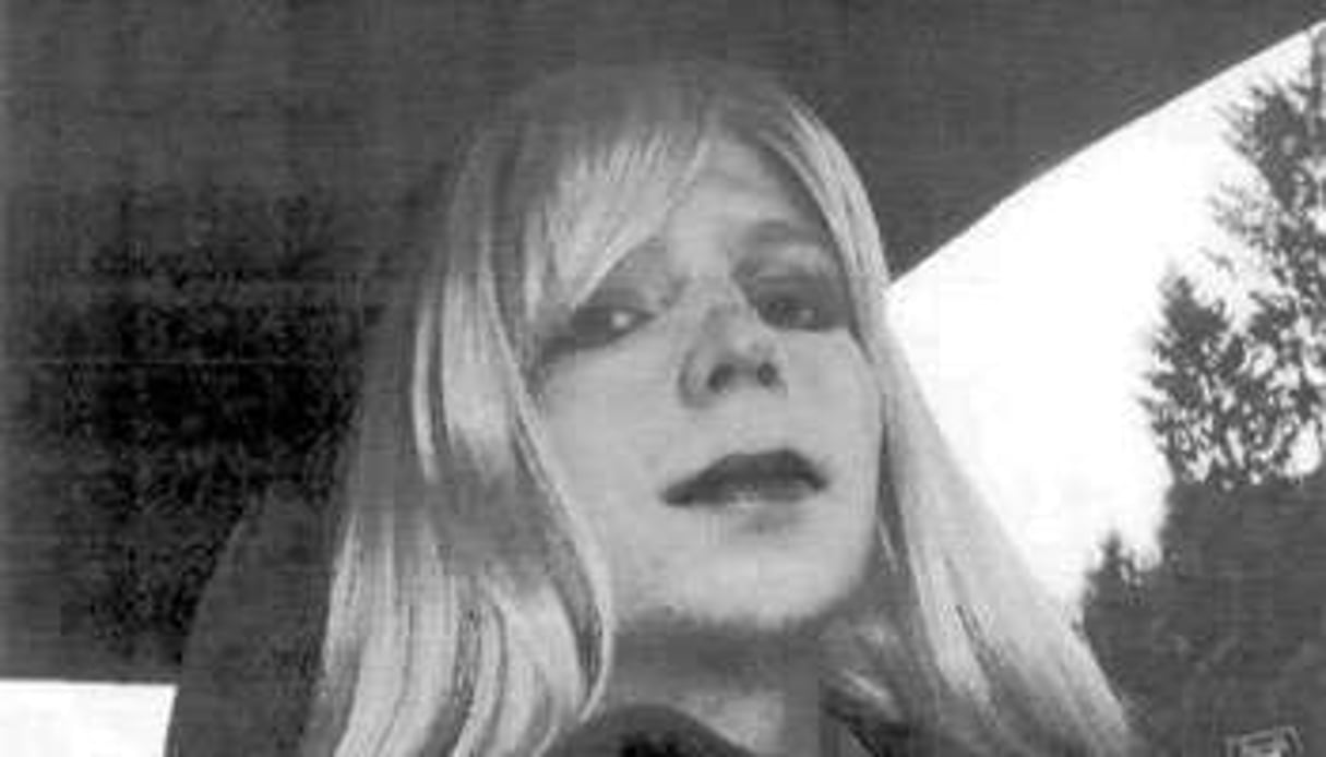 Bradley Manning portant une perruque de femme et du maquillage sur une photo non datée. © AFP
