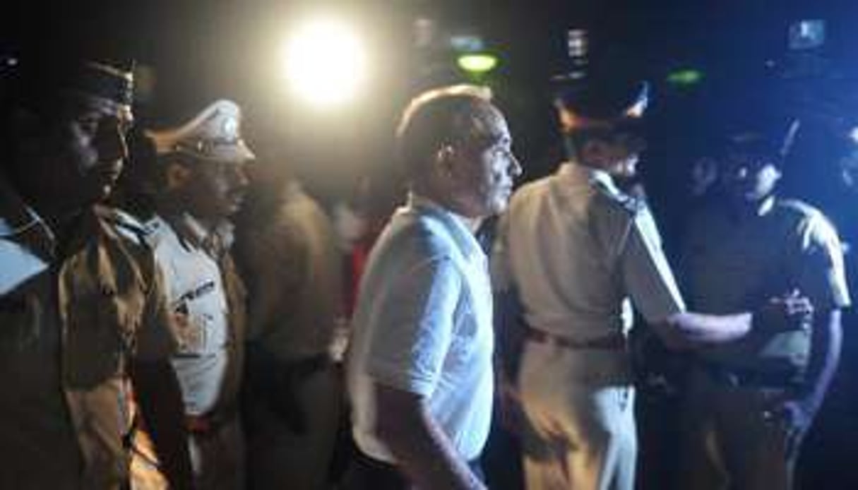 Le commissaire de police Satyapal Singh (c) arrive le 23 août 2013 à l’hôpital de Bombay. © AFP
