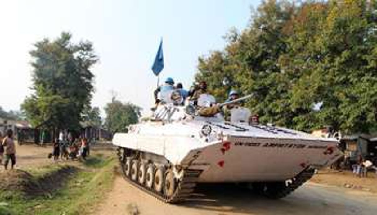 Des Casques bleus patrouillent dans Kiwanja, village tenu par les rebelles du M23, le 4 août 2013. © AFP