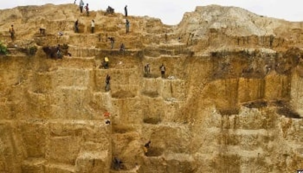 Des ouvriers de la mine de Minna, supposée contenir de l’or, dans l’État du Niger, à l’ouest du Nigeria. © BBC