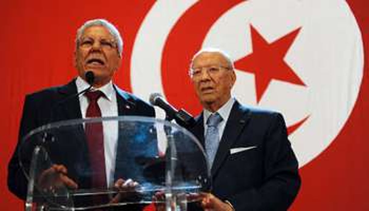 L’ancien Premier ministre tunisien Beji Caid Essebsi (d) écoute l’opposant Taïeb Baccouche. © AFP