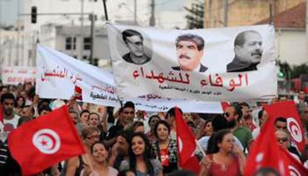 Des manifestants anti-gouvernementaux rassemblés à Tunis, le 24 août 2013. © AFP
