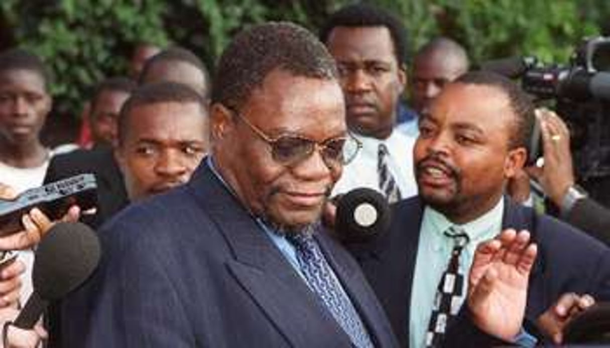 L’ancien ministre zimbabwéen de l’Agriculture Kumbirai Kangai, le 21 mars 2000 à Harare. © AFP