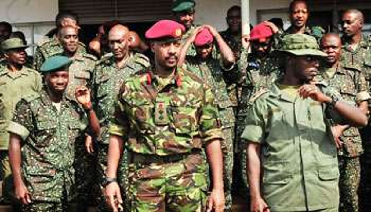 Au centre, Muhoozi Kainerugaba, à la tête des Forces spéciales (ici en mai 2012). © AP/Sipa