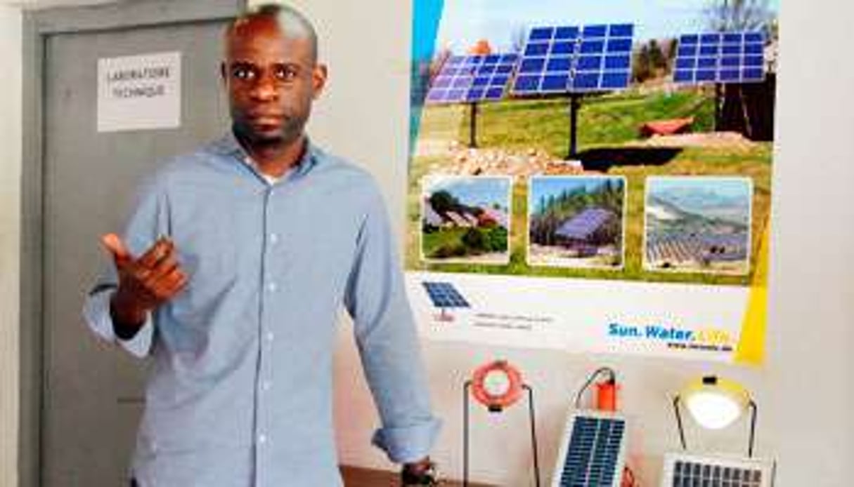 Sandy Mbaya Mayetela a fondé une société d’équipements fabriquant de l’énergie solaire. © Baudouin Mouanda pour J.A.