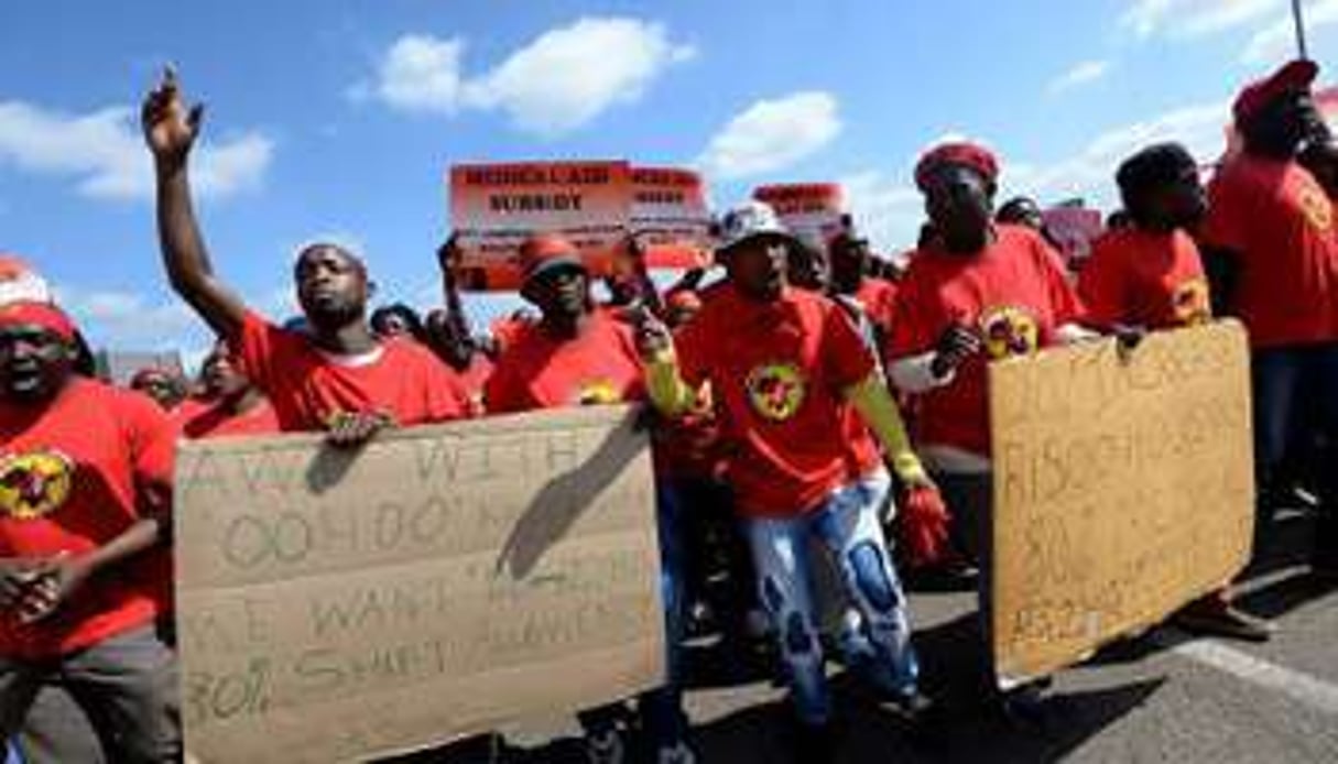 Des grévistes devant une usine du constructeur américain Ford, le 20 août 2013 à Pretoria. © AFP
