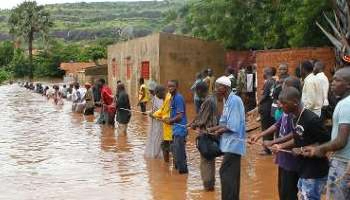 Les opérations de secours s’organisent dans les rues inondées de Bamako le 28 août 2013. © AFP