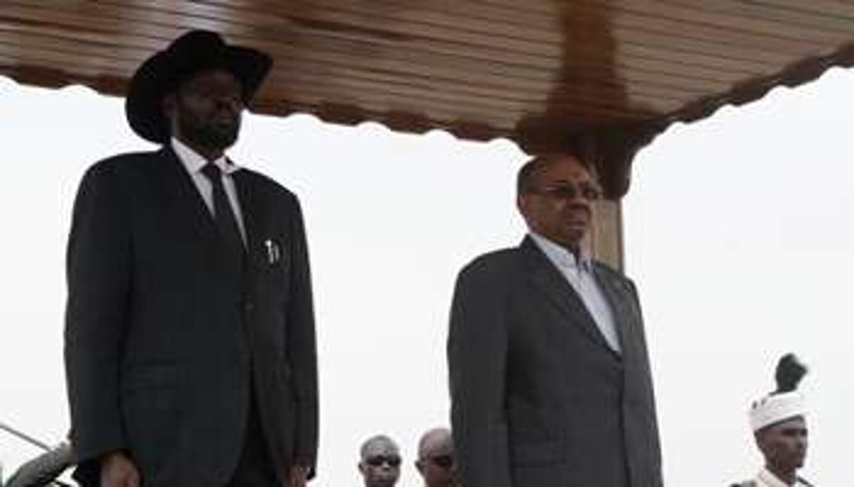 Le président du Soudan du Sud,Salva Kiir (g), et Omar el-Béchir (d) à Khartoum, le 3 septembre. © AFP/Ashraf Shazly