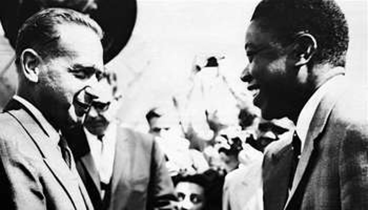 Dag Hammarskjold accueilli par Moïse Tshombe, à Elisabethville (Lubumbashi), en 1960. © AFP