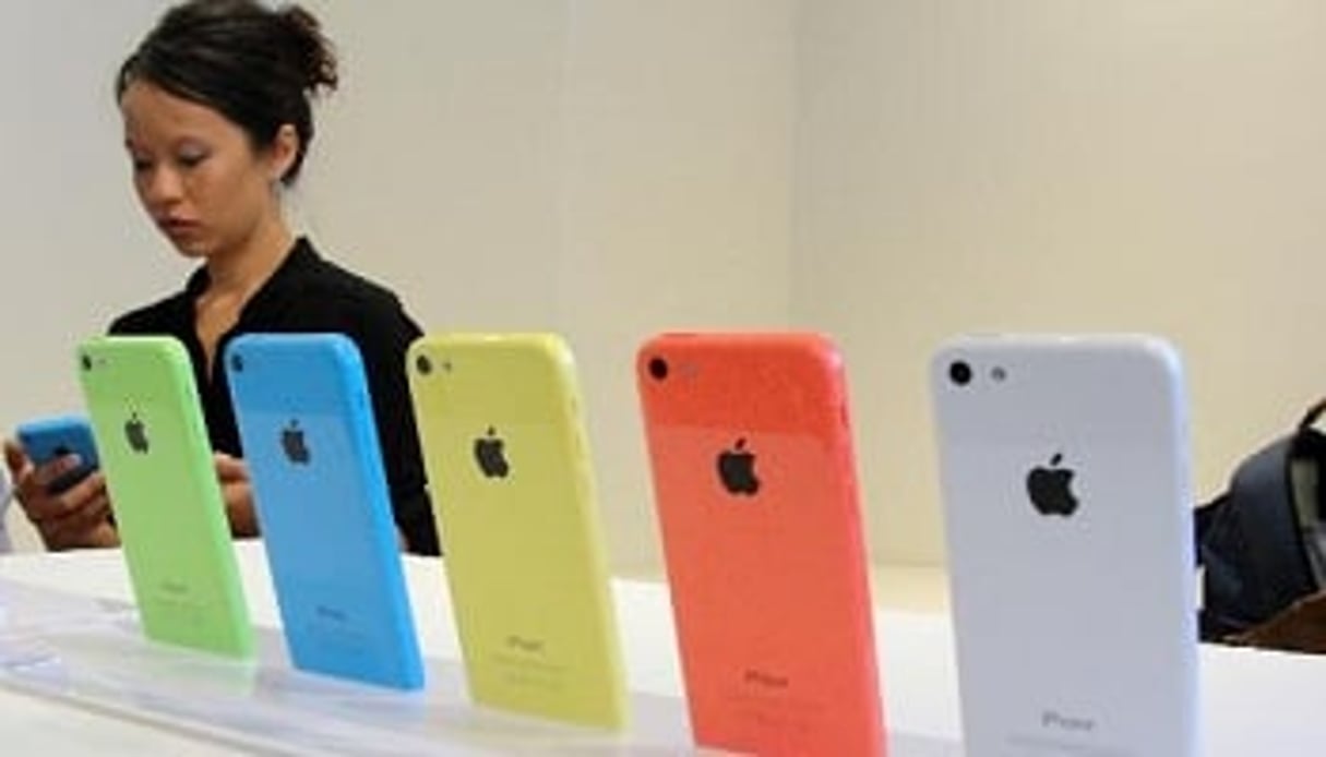 L’iPhone 5C est proposé à un prix inférieur de seulement 100 dollars à l’iPhone 5S, le modèle haut de gamme, soit 550 dollars. © AFP