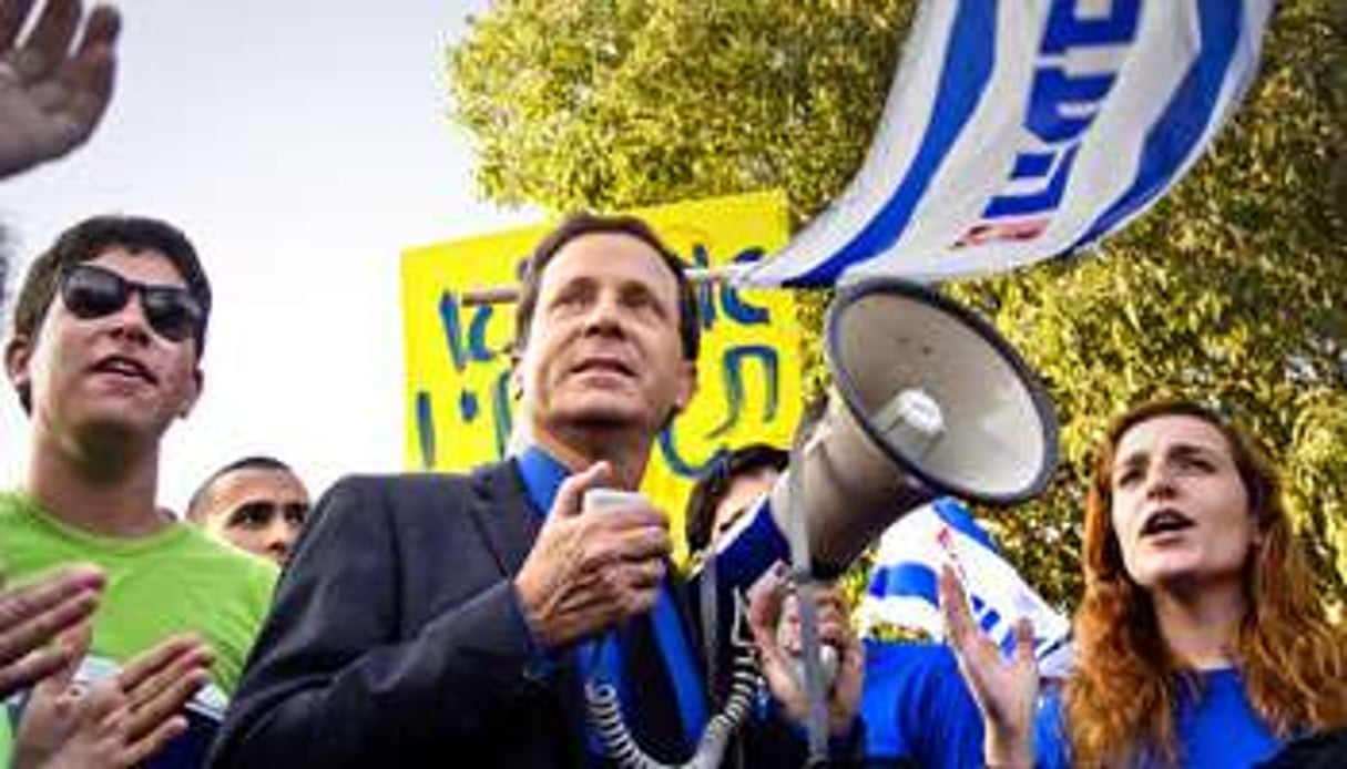 Itzhak Herzog s’adresse à la foule lors d’une manifestation devant le Knesset le 17 juin. © Nir Alon/Zuma-Rea