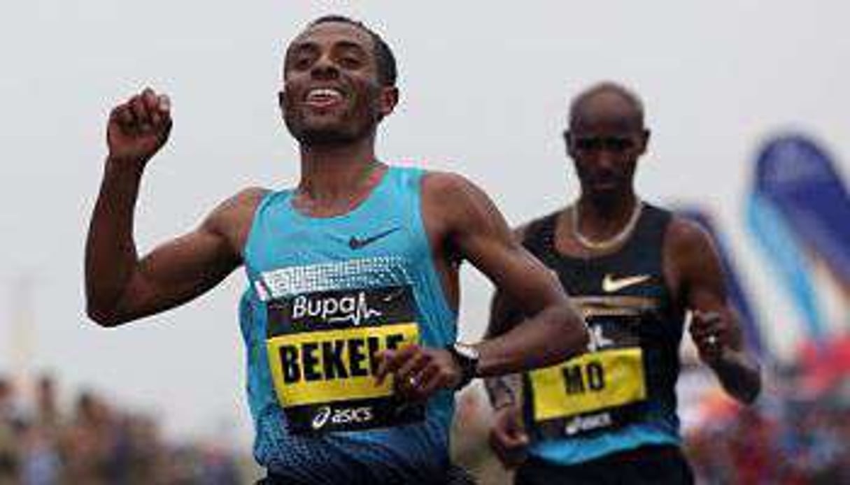 Bekele devance Mo à l’arrivée du semi-marathon de Newcastle, le 15 septembre 2013. © AFP